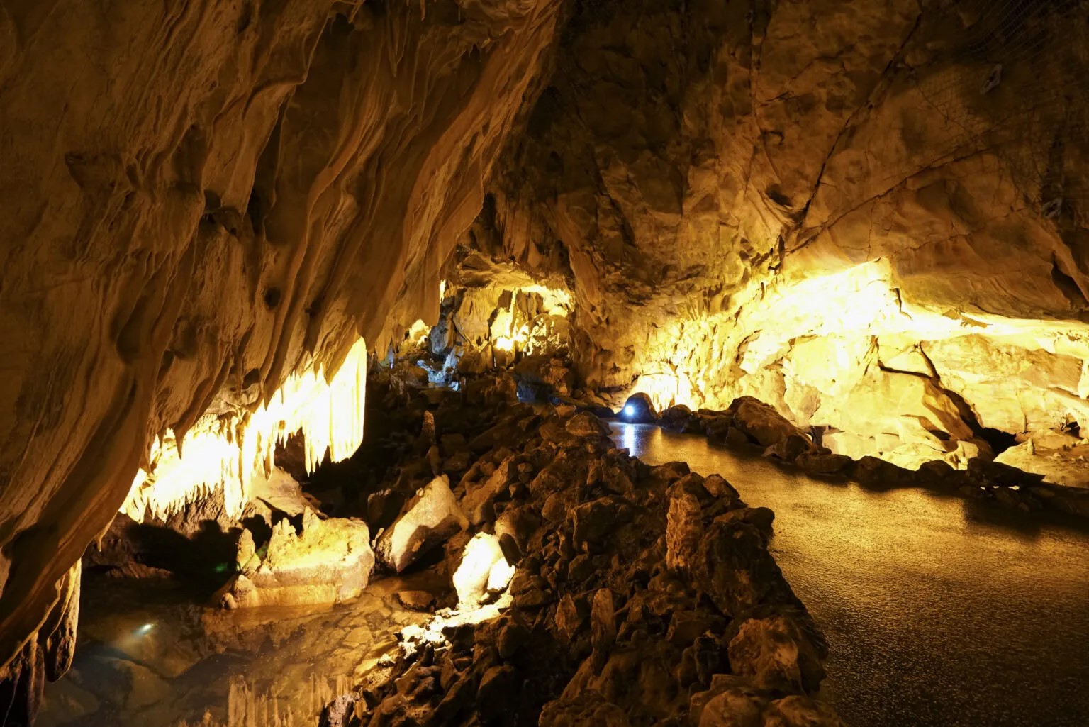 Dragon's Cave - Kastoria
